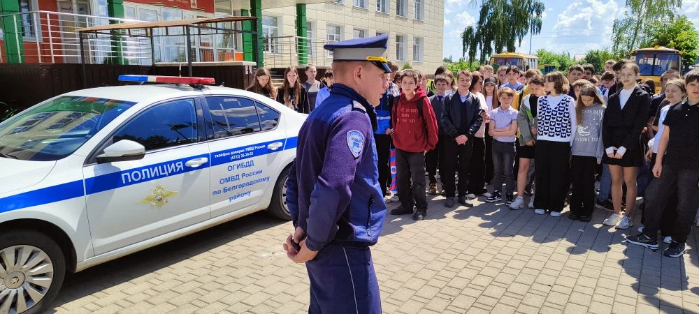 Юные инспектора движения на встрече с инспектором ГИБДД.